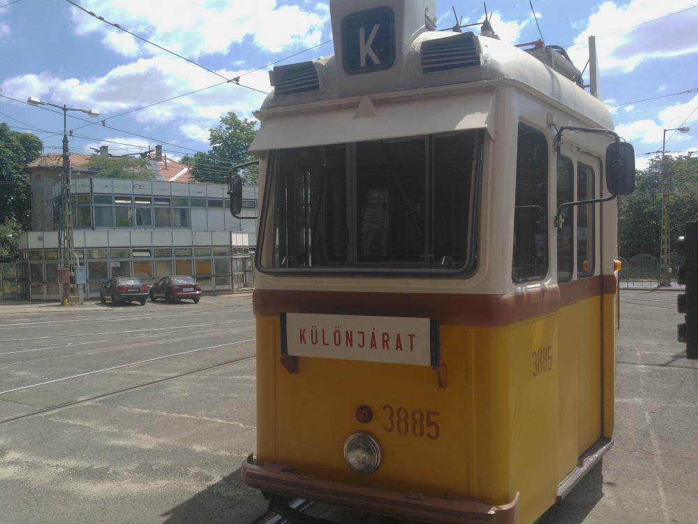 UV_class_heritage_tram_3885_at_Sz%C3%A9p