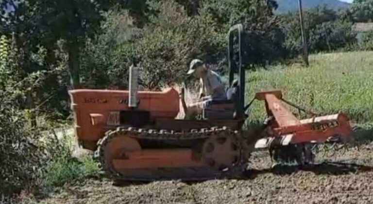 Waarom blijft deze 90-jarige boer actief met zijn tractor? Wat kunnen jongeren van hem leren?